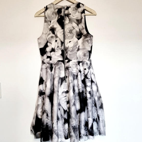 Gorgeous RW&CO floral cocktail dress with pockets - Picture 3 of 5